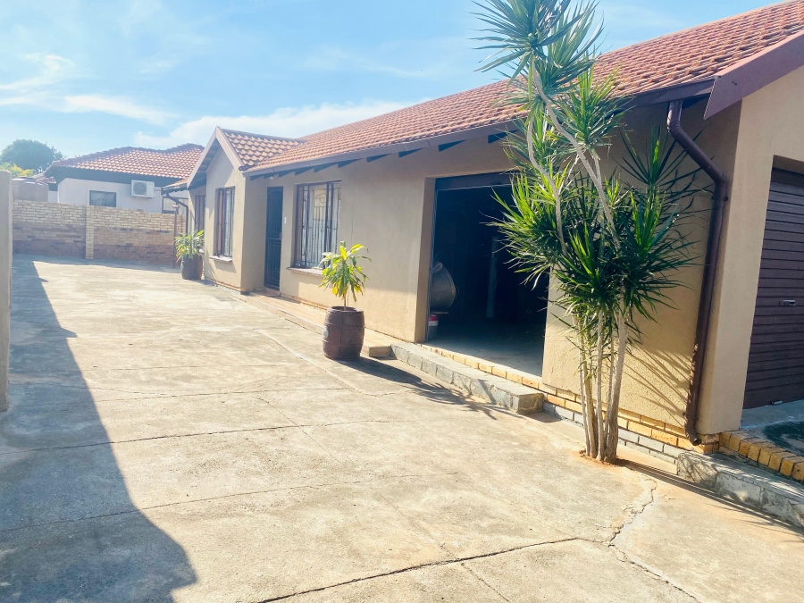3 Bedroom Property for Sale in Geelhoutpark North West